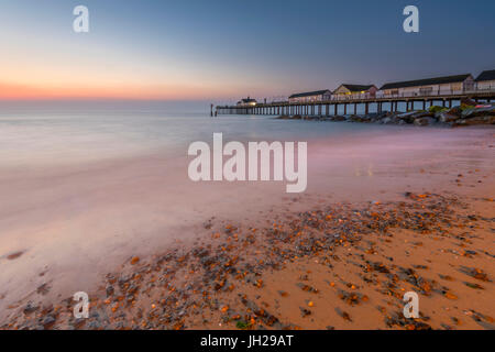 Southwold Pier all'alba, Southwold, Suffolk, Inghilterra, Regno Unito, Europa Foto Stock