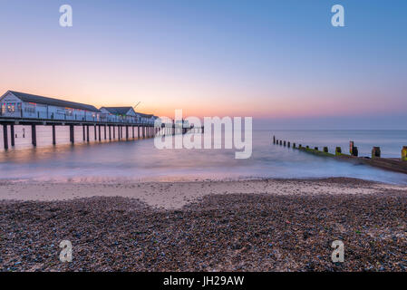 Southwold Pier all'alba, Southwold, Suffolk, Inghilterra, Regno Unito, Europa Foto Stock