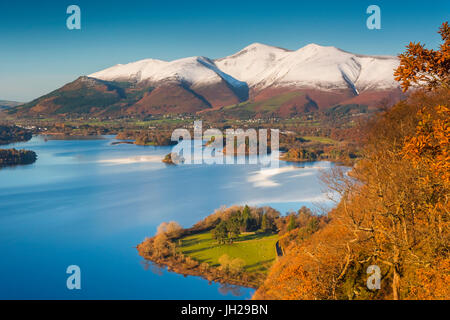 Derwentwater e Skiddaw Mountain, Keswick, Parco Nazionale del Distretto dei Laghi, Cumbria, England, Regno Unito, Europa Foto Stock