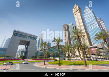 Maze Tower, fino a Torre di Dubai e Centro finanziario nel centro cittadino di Dubai, Emirati Arabi Uniti, Medio Oriente Foto Stock