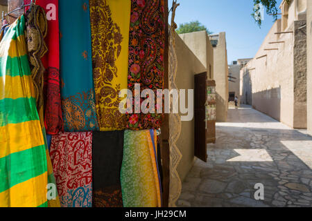 Strada stretta e negozio di tessuti in Al Fahidi centro storico, Bur Dubai, Dubai, Emirati Arabi Uniti, Medio Oriente Foto Stock