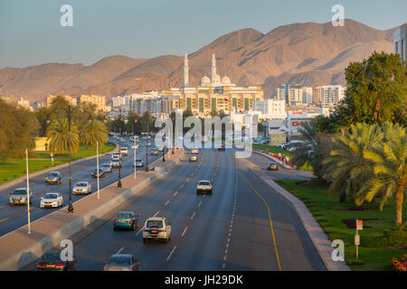 Mohammed Al Ameen moschea e il traffico sulla Sultan Qaboos Street, Muscat Oman, Medio Oriente Foto Stock