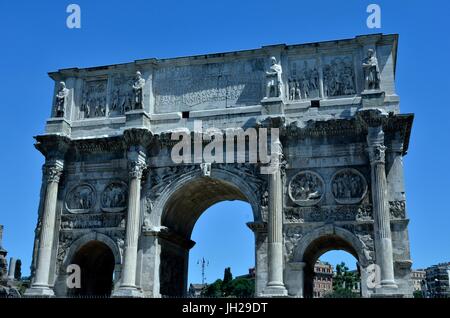 L'Arco di Costantino vicino al Colosseo, Roma, Italia. Fu eretta dal Senato romano per commemorare Costantino I la vittoria su Massenzio Foto Stock