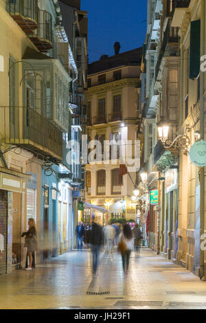 Caffè e ristoranti su Calle Granada al crepuscolo, Malaga, Costa del Sol, Andalusia, Spagna, Europa Foto Stock