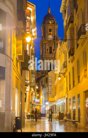 Vista della Cattedrale di Malaga da calle Marques de Larios al crepuscolo, Malaga, Costa del Sol, Andalusia, Spagna, Europa Foto Stock