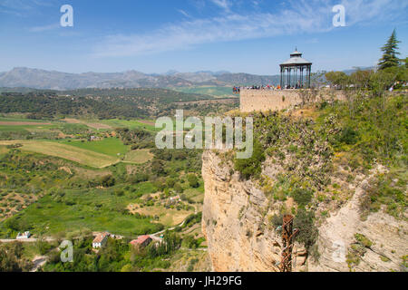 Vista della campagna andalusa e Alameda del Tajo, Ronda, Andalusia, Spagna, Europa Foto Stock