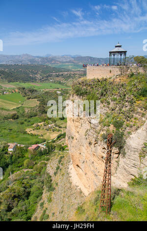 Vista della campagna andalusa e Alameda del Tajo, Ronda, Andalusia, Spagna, Europa Foto Stock