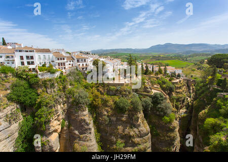 Vista di Ronda e campagna andalusa da Puente Nuevo, Ronda, Andalusia, Spagna, Europa Foto Stock