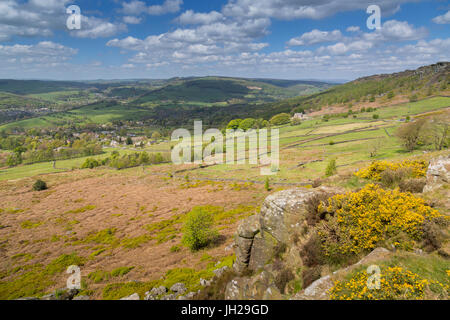 Vista da Baslow bordo verso il bordo Curbar e villaggio di Calver, Derbyshire Dales, Derbyshire, England, Regno Unito, Europa Foto Stock