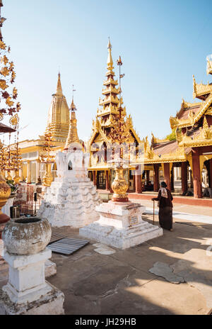 La Pagoda Shwezigon, Nyaung-U, vicino a Bagan (pagano), Mandalay Regione, Myanmar (Birmania), Asia Foto Stock