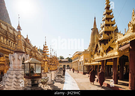 La Pagoda Shwezigon, Nyaung-U, vicino a Bagan (pagano), Mandalay Regione, Myanmar (Birmania), Asia Foto Stock