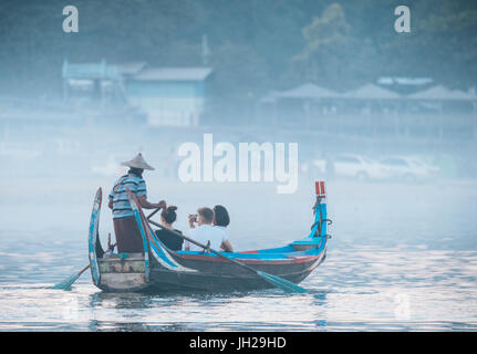 Le imbarcazioni turistiche godendo della vista di U Bein Bridge al tramonto, Mandalay Mandalay Regione, Myanmar (Birmania), Asia Foto Stock