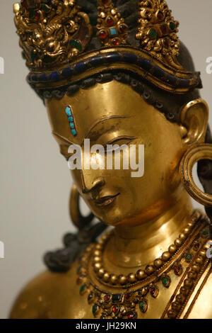 Il Victoria and Albert Museum. Il Bodhisattva Avalokiteshvara (Padmapani, portacolori della lotus). Dettaglio.1300-1400. Malla dinastia. Il Nepal. Rame dorato Foto Stock