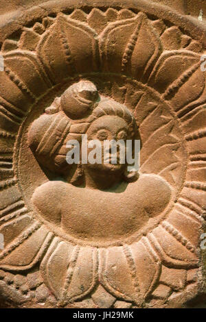 Il Victoria and Albert Museum. Pilastro dalla struttura buddista Santuario a Bodhgaya,. In arenaria. India orientale. Regno Unito. Foto Stock