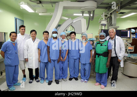 Il Heart Institute offrono elevata qualità della cura di vietnamita di pazienti affetti da malattie del cuore. Senegalese team medici addestrati alla pratica cardiac Foto Stock