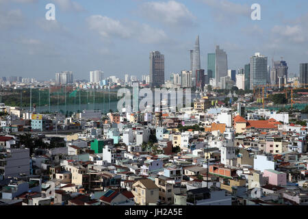Il fiume Saigon, Ho Chi Minh city skyline. Ho Chi Minh City. Il Vietnam. Foto Stock