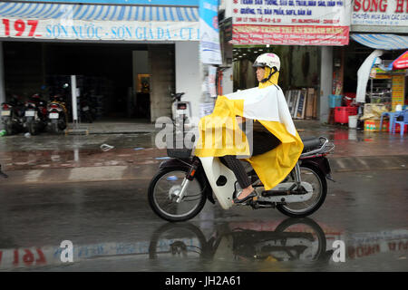 Il Vietnam, Ho Chi Minh City. Forti piogge monsoniche. Scooters su Saigon Street. Ho Chi Minh City. Il Vietnam. Foto Stock