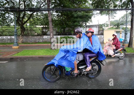 Il Vietnam, Ho Chi Minh City. Forti piogge monsoniche. Scooters su Saigon Street. Ho Chi Minh City. Il Vietnam. Foto Stock