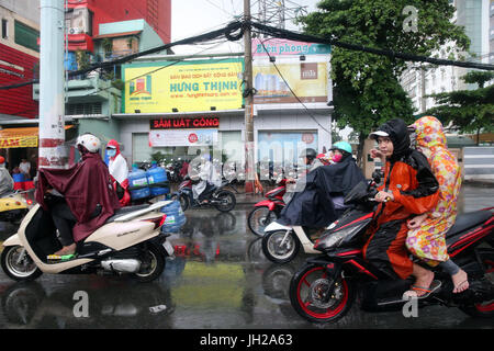 Il Vietnam, Ho Chi Minh City. Forti piogge monsoniche. Scooters su Saigon Street. Ho Chi Minh City. Il Vietnam. Foto Stock