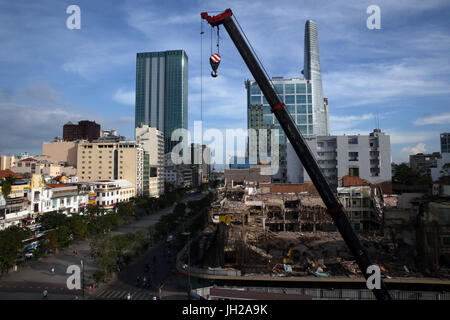 Sito in costruzione nella città di Ho Chi Minh. La gru. Il Vietnam. Foto Stock