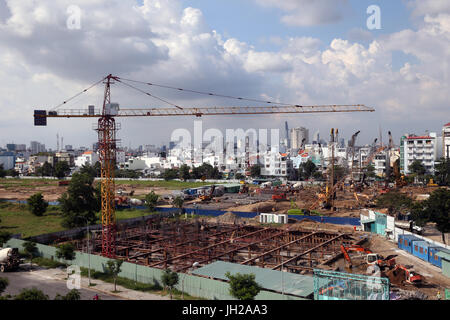 Sito in costruzione nella città di Ho Chi Minh. La gru. Il Vietnam. Foto Stock