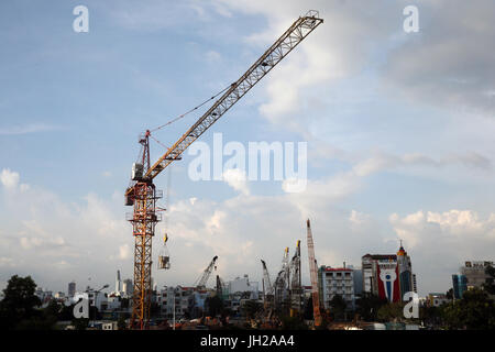 Sito in costruzione nella città di Ho Chi Minh. La gru. Il Vietnam. Foto Stock