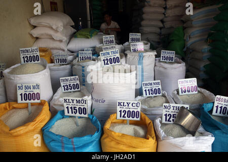 Il riso di qualità diverse per la vendita in sacchi in un mercato all'aperto. Il Vietnam. Foto Stock