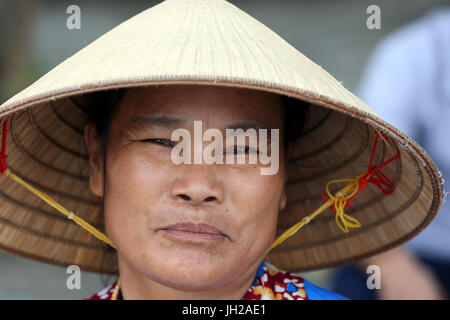 Donna che indossa tradizionale cappello conico. Ritratto. Il Vietnam. Foto Stock