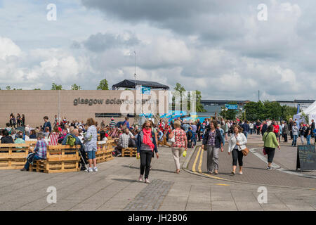 Glasgow, Scotland, Regno Unito - 1 Agosto 2014: membri del pubblico presso il Glasgow Science Centre al Pacific Quay a Glasgow. Foto Stock