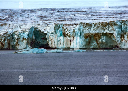 Terra mortale (completamente priva di vita). 40-metri di parete del ghiacciaio (mantled dome) su Northbrook island caduto in mare. La grotta di ghiaccio. Lan Franz-Joseph Foto Stock