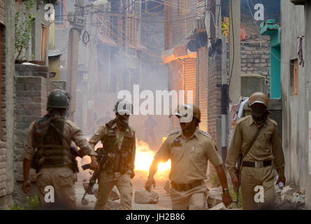 Srinagar Kashmir. 12 Luglio, 2017. Un flash bang granata scoppia durante scontri per l uccisione del ribelle Mohammed Aquib Gul in una notte di incontro con le forze nel distretto di Budgam del Kashmir. Gul aveva aderito al militante classifica dopo Eid. Nel frattempo, coprifuoco è stato implementato in molte parti di Srinagar per contrastare le proteste. Credito: Muzamil Mattoo/Pacific Press/Alamy Live News Foto Stock