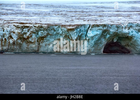 Terra mortale (completamente priva di vita). 40-metri di parete del ghiacciaio (mantled dome) su Northbrook island caduto in mare. La grotta di ghiaccio. Lan Franz-Joseph Foto Stock