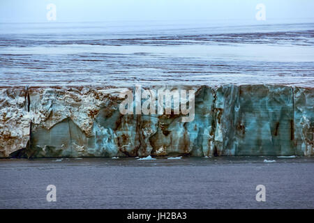 Terra mortale (completamente priva di vita). 40-metri di parete del ghiacciaio (mantled dome) su Northbrook island caduta in mare. Terra Franz-Joseph Foto Stock