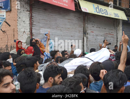 Srinagar Kashmir. 12 Luglio, 2017. Coloro che portano il corpo di ribelli uccisi Mohammed Aquib Gul che è stato ucciso in una notte di incontro con le forze nel distretto di Budgam del Kashmir. Gul aveva aderito alla Millitant classifica dopo Eid. Nel frattempo, coprifuoco è stato implementato in molte parti di Srinagar. Credito: Muzamil Mattoo/Pacific Press/Alamy Live News Foto Stock