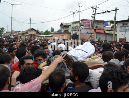 Srinagar Kashmir. 12 Luglio, 2017. Coloro che portano il corpo di ribelli uccisi Mohammed Aquib Gul che è stato ucciso in una notte di incontro con le forze nel distretto di Budgam del Kashmir. Gul aveva aderito alla Millitant classifica dopo Eid. Nel frattempo, coprifuoco è stato implementato in molte parti di Srinagar. Credito: Muzamil Mattoo/Pacific Press/Alamy Live News Foto Stock