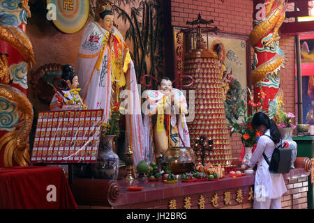 Chua su Lang il tempio taoista. Quan Am, la Dea della Misericordia. Adoratore buddista. Ho Chi Minh City. Il Vietnam. Foto Stock