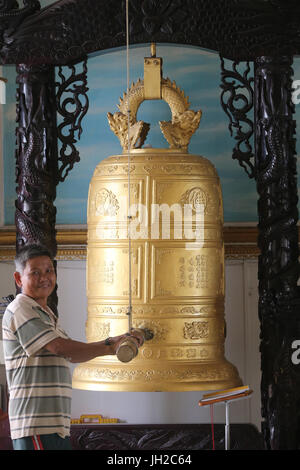 Chua Phat Bao tempio buddista. Campana buddista. Ho Chi Minh City. Il Vietnam. Foto Stock