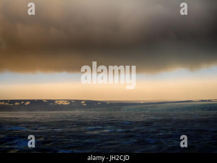 Mare di Kara (bacino dell Oceano Artico) in alta artico (Novaya Zemlya arcipelago). Il vecchio nome del Mare di Kara - cantina di ghiaccio, ma ora nessun ghiaccio Foto Stock