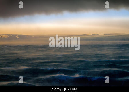 Mare di Kara (bacino dell Oceano Artico) in alta artico (Novaya Zemlya arcipelago). Il vecchio nome del Mare di Kara - cantina di ghiaccio, ma ora nessun ghiaccio Foto Stock