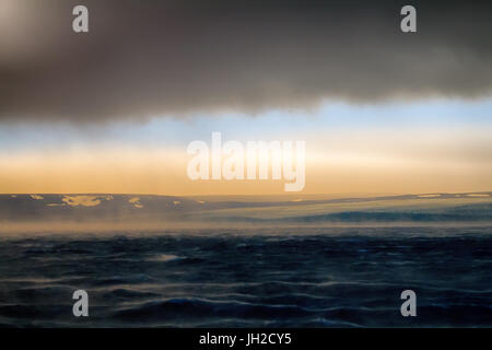 Mare di Kara (bacino dell Oceano Artico) in alta artico (Novaya Zemlya arcipelago). Il vecchio nome del Mare di Kara - cantina di ghiaccio, ma ora nessun ghiaccio Foto Stock