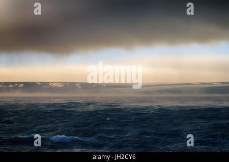 Mare di Kara (bacino dell Oceano Artico) in alta artico (Novaya Zemlya arcipelago). Il vecchio nome del Mare di Kara - cantina di ghiaccio, ma ora nessun ghiaccio Foto Stock