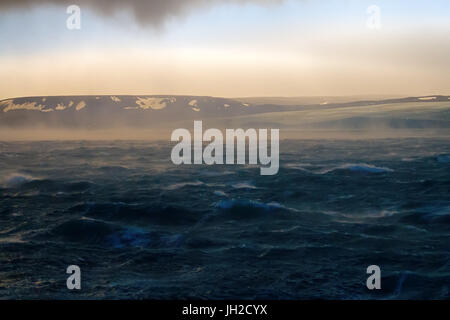 Mare di Kara (bacino dell Oceano Artico) in alta artico (Novaya Zemlya arcipelago). Il vecchio nome del Mare di Kara - cantina di ghiaccio, ma ora nessun ghiaccio Foto Stock