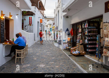 Strada principale nel villaggio di Chora di Skyros Island, Grecia. Foto Stock