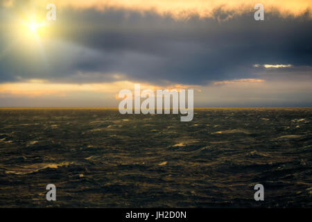 Contrastanti e mutevole del mare del Nord. Disturbando il tramonto prima della tempesta Foto Stock