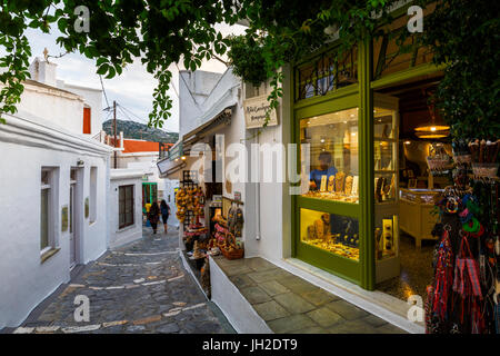 Strada principale nel villaggio di Chora di Skyros Island, Grecia. Foto Stock