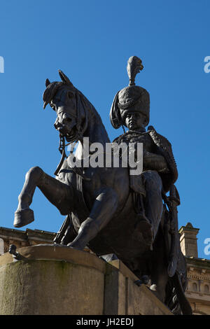 Statua equina sulla piazza del mercato nella città di Durham, Inghilterra. La statua si trova nella memoria del marchese di Londonderry. Foto Stock