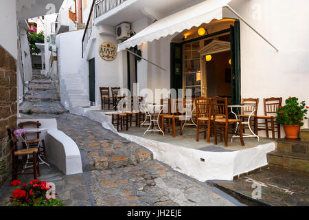 Strada principale nel villaggio di Chora di Skyros Island, Grecia. Foto Stock