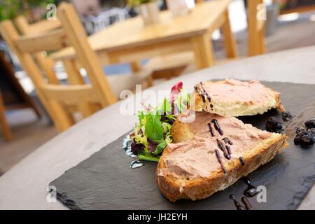 Pate toast sulla terrazza di un ristorante. Foto Stock