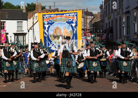 Un tubo di marching band partecipa alla parata di banner a Durham dei minatori a Gala Durham City, Inghilterra. Foto Stock