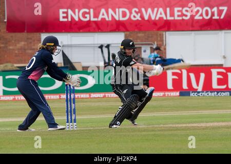 Derby, Inghilterra, 12 luglio 2017. Katey Martin alla battuta per la Nuova Zelanda contro l'Inghilterra in ICC Donne del campionato del mondo al County Ground Derby. Sarah Taylor è mantenendo il paletto per l'Inghilterra. Credito: Colin Edwards/Alamy Live News. Foto Stock